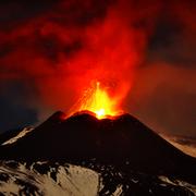 Vulkanen Etna under ett utbrott i november 2013. 