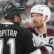Colorados Gabriel Landeskog klappar om Anze Kopitar efter att ha svept Los Angeles i fyra raka.
