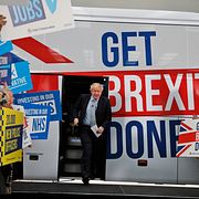 Boris Johnson går av brexitkampanjbussen 2019. Arkivbild.
