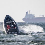 Svenska polisens nationella insatsstyrka (NI) och Kustbevakningen på väg ut till det bordade tankfartyget Sea Owl I utanför Trelleborg.