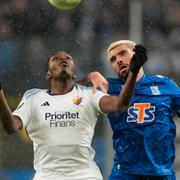 Djurgårdens Joel Asoro i duell med Lech Poznans Pedro Rebocho.