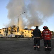 Polis och räddningstjänst arbetar efter att en brand  har inträffat vid en fastighet i Hölö, Södertälje.