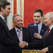 Jared Kushner och Steve Witkoff undet mötet med Vladimir Putin och brandmän släcker bränder utanför Kyiv efter en attack under veckan