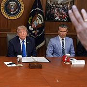 Donald Trump och Pete Hegseth svarar på reportrars frågor vid presidentens lantställe Camp David för en vecka sedan.