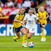 Sveriges Kosovare Asllani och Englands Georgia Stanway under EM-semifinalen i juli.