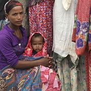 Kvinna med barn i regionen Oromia som drabbats hårt av torkan väntar på att få träffa läkare.