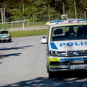 Polisfordon på brottsplatsen.