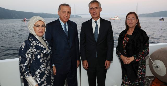 Recep Tayyip Erdogan och hustrun Emine Erdogan tillsammans med Jens Stoltenberg och hustrun Ingrid Schulerud. AP