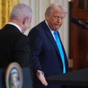 Donald Trump med en utsträckt hand till Israels premiärminister Benjamin Netanyahu.