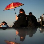 En kvinna i Istanbul skyddar sig mot solen, 8 juli.