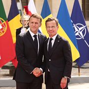 Emmanuel Macron välkomnar Ulf Kristersson, Paris 13 juli.