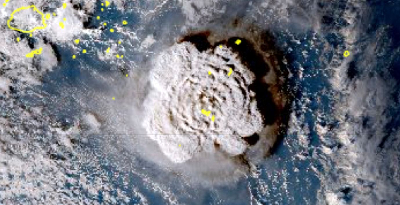 Et satellitfoto av undervattensvulkanen Hunga Tonga-Hunga Ha’apais utbrott i januari 2022. Utrbottet ledde bland annat till en tsnunamivåg som drog in över Tonga.