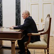 Vladimir Putin i ett av sina många videomöten.