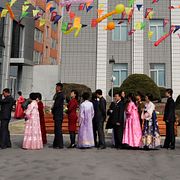 Köer utanför en vallokal i Pyongyang