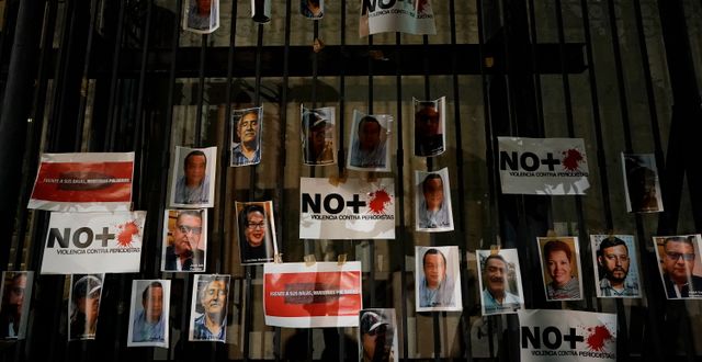 Fotografier av mördade journalister sattes upp under en protest i Mexico City i februari 2022. Eduardo Verdugo/AP/TT
