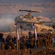 Israeliska soldater på gränsen till Gaza på fredagen.