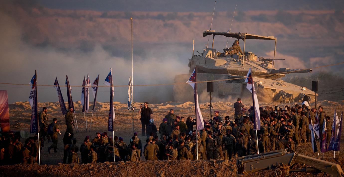Israeliska soldater på gränsen till Gaza på fredagen.