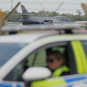 Polisen på plats vid flygbasen RAF Fairford.