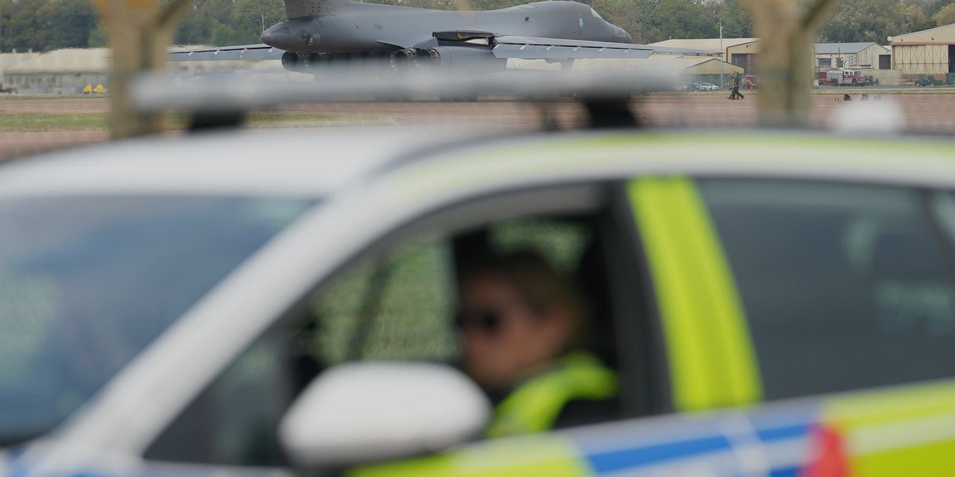 Polisen på plats vid flygbasen RAF Fairford.