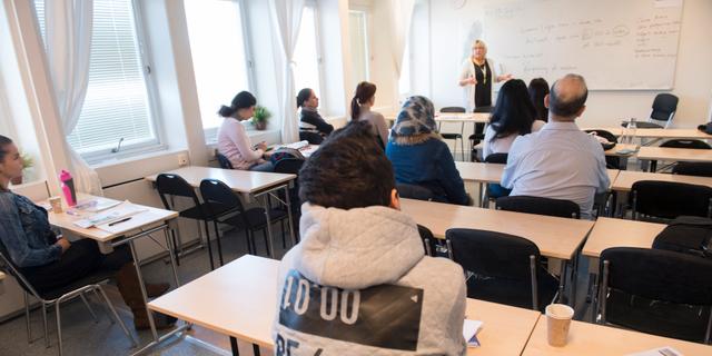 Asylsökande lär sig svenska på ett utbildningscenter för Sfi Fredrik Sandberg/TT