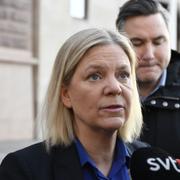 S-ledaren Magdalena Andersson (S) ankommer till Rosenbad där Ulf Kristersson (M) bjudit in riksdagens partiledare för en lägesuppdatering.