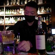 Whisky serveras på en bar i Kina.