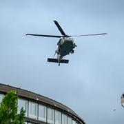 En helikopter landar på Riksdagshusets tak under en  övning vid riksdagen på tisdagsförmiddagen.