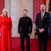 Ukrainas president Volodymyr Zelenskyj tillsammans med Norges kronprins Haakon och kronprinsessa Mette-Marit på torsdagen. 