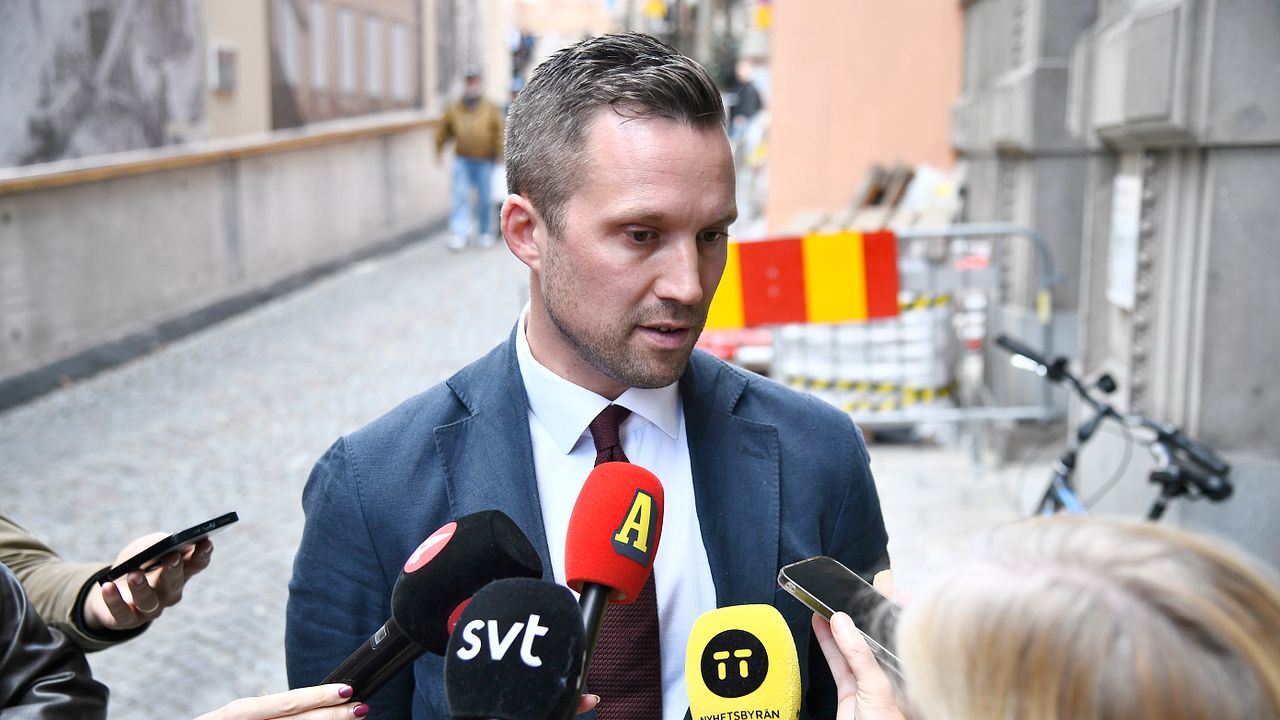 C står fast vid sin kritik mot V: ”Är inte lämpliga”