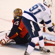 Tampa Bay Lightnings Steven Stamkos gör mål på Florida Panthers målvakt Jacob Markström.