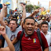 Demonstrerar mot president Maduro.