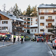 Poliser utanför den brandhärjade baren.