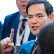 Marco Rubio hälsar på utrikesdepartementets personal efter att ha svurits in under tisdagen. 