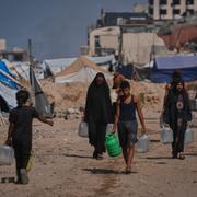 Palestinier bär vatten i Gaza.