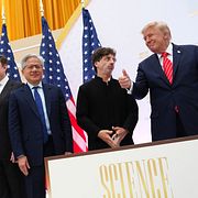 Donald Trump tillsammans med techprofilerna Sergey Brin, Jensen Huang, Elon Musk, Lisa Su, Michael Dell och Satya Nadella i Washington DC den 8 oktober.