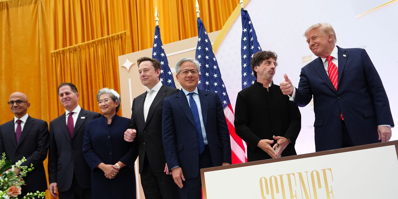 Donald Trump tillsammans med techprofilerna Sergey Brin, Jensen Huang, Elon Musk, Lisa Su, Michael Dell och Satya Nadella i Washington DC den 8 oktober.