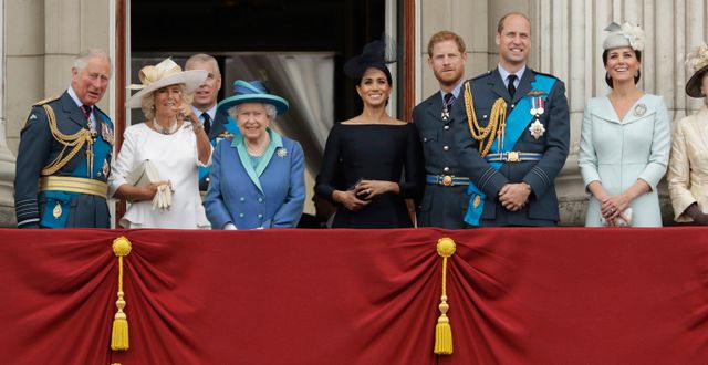 Brittiska kungafamiljen, Meghan Markle i svart i mitten och prins Harry till höger om henne. Matt Dunham / TT NYHETSBYRÅN