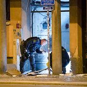 Personal från nationella bombskyddet undersöker en port vid Nobeltorget i centrala Malmö efter en explosion natten till måndagen.