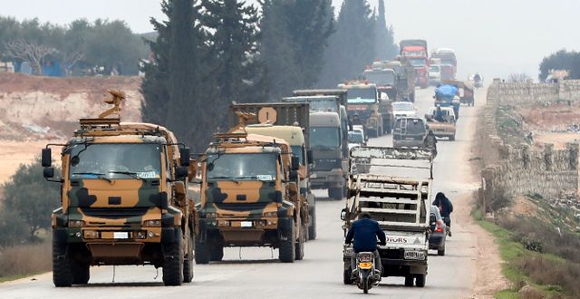 Turkisk konvoj kör in i syriska Idlib 28 februari 2020. AP
