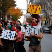 Protester i Philadelphia, Pennsylvania, kring Trumps stämningar.