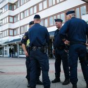 Arkivbild: Poliser på Friskväderstorget i Biskopsgården