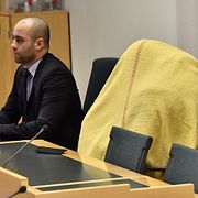 En av de 53-åriga männen i rättssalen tillsammans med sitt biträde.