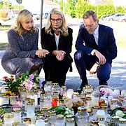 Energi- och näringsminister Ebba Busch (KD), gymnasie-, högskole- och forskningsminister Lotta Edholm (L) och socialminister Jakob Forssmed (KD) lämnar blommor vid minnesplatsen utanför Brinellskolan i Fagersta på måndagen,  där en ung kvinna blev dödad i ett skoldåd på fredagen.