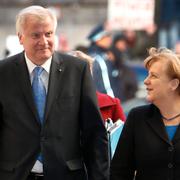 SPD-ledaren Horst Seehofer och Angela Merkel i Berlin i dag.