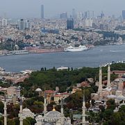 Hagia Sophia i Istanbul med Bosporen i fonden