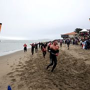 Simningen är det första momentet i en triathlon-tävling. Här bild från en annan tävling.