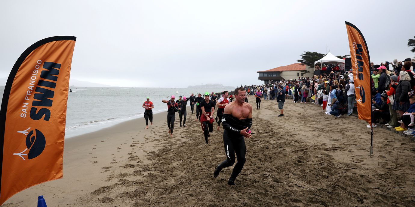 Simningen är det första momentet i en triathlon-tävling. Här bild från en annan tävling.