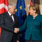 Binali Yildirim och Angela Merkel i Tyskland 18 februari.