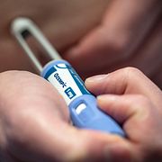 Illustrationsbild på en person som tar Ozempic.