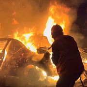 En bil som träffats av en israelisk attack mot Beirut den 1 april.